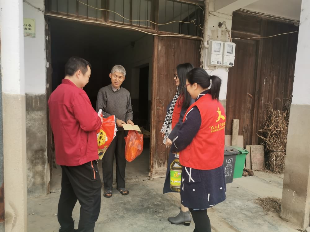 慰問(wèn)結(jié)對(duì)困難戶(hù)